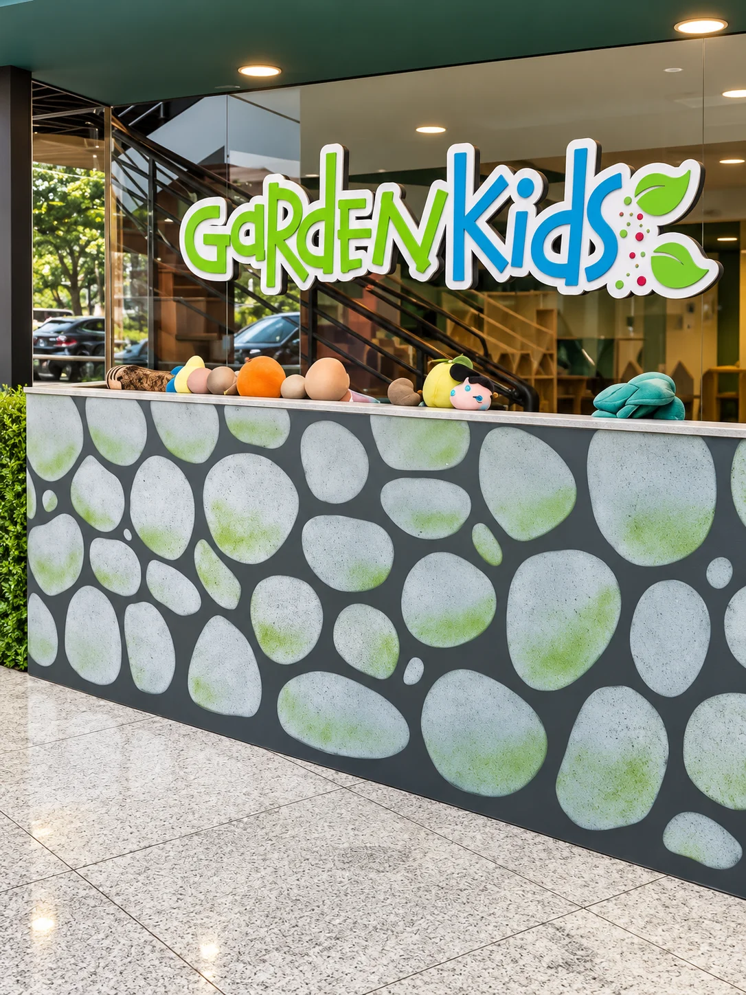 Fachada Garden Kids com letreiro colorido e balcão com desenho de pedras